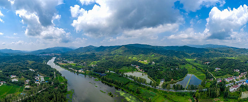 桐柏山原野风光宽幅大图