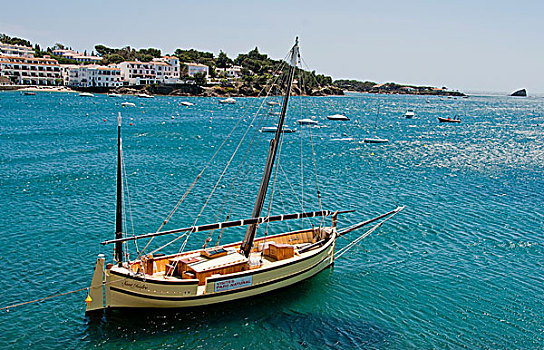 船漂浮在海面上西班牙加泰罗尼亚布拉瓦海岸卡达凯斯达利曾经居住过的地方