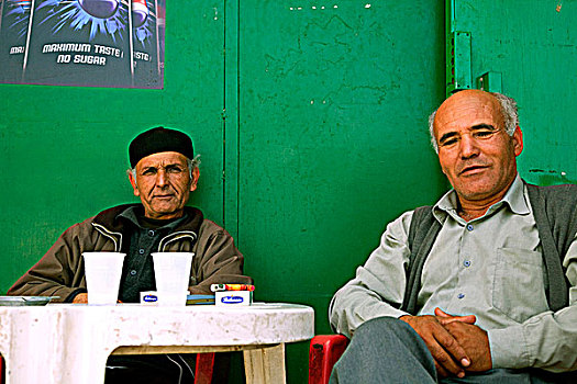 的黎波里,利比亚,两个男人,郊区,享受,冷饮,酒吧
