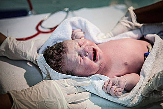 新生,婴儿,哭,医院,旁侧,拿,穿,橡胶手套