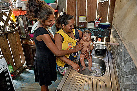 女人,洗,婴儿,水槽,厨房,渔村,地区,巴西,南美