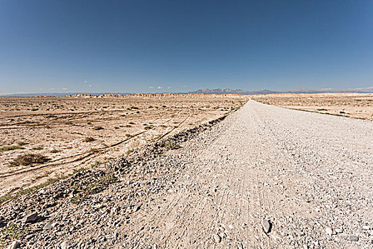 中国西部荒野道路