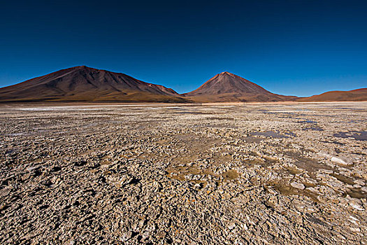 玻利维亚乌尤尼盐湖山区湖景