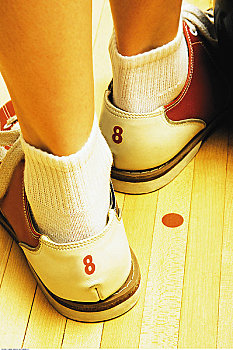 特写,女人,穿,保龄球鞋,保龄球,地板