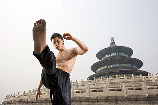 中国武术-一名男运动在天坛祈年殿前练武
