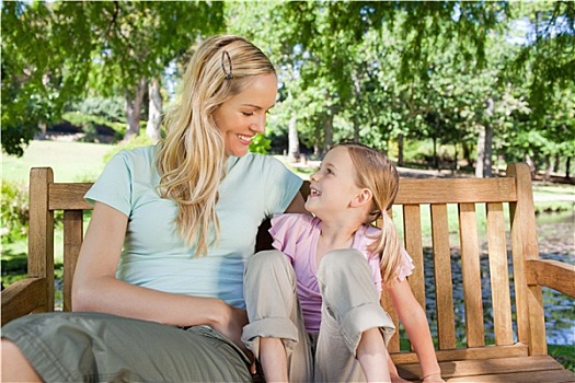 微笑,母亲,看,女儿,坐,公园长椅