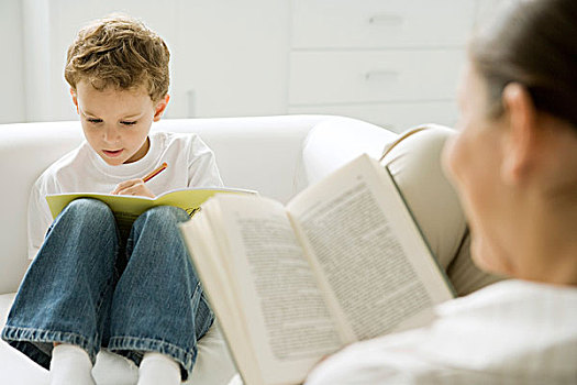 男孩,坐,沙发,文字,书本,母亲,读,前景