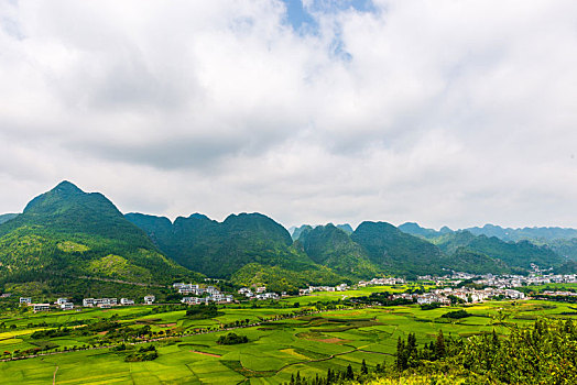 万峰林山村