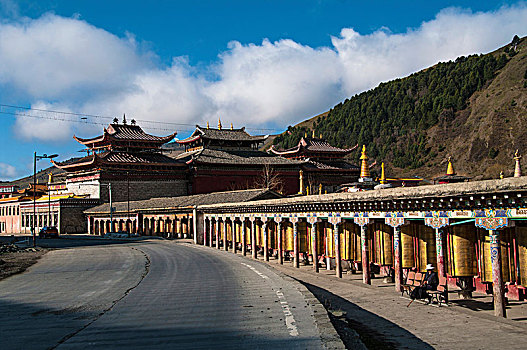 公路边的藏族寺庙