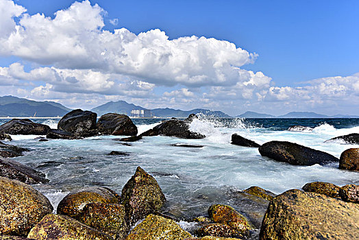 海浪拍打海滩的礁石