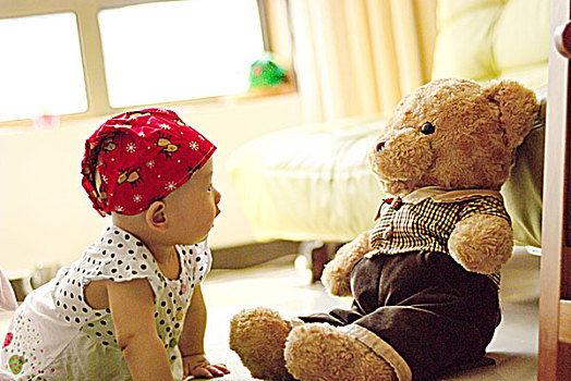 婴儿和玩具熊