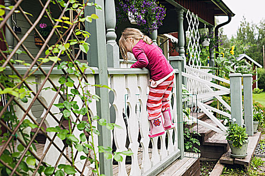 3岁,女孩,胶靴,攀登,阳台,瑞典