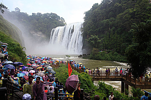 贵州黄果树瀑布游客冒雨游