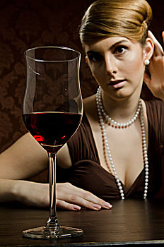红酒,葡萄酒杯,正面,女青年,戴着,珍珠项链,珍珠耳环