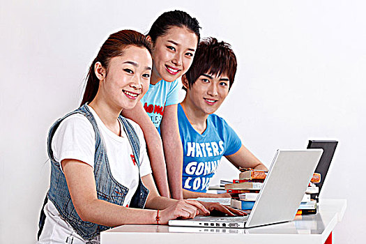 东方大学生在教室使用电脑