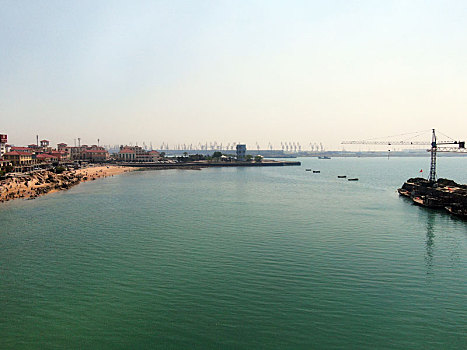 山东省日照市,实拍蓝天下的岚山渔码头,休渔季里静悄悄