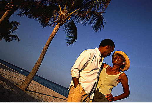 夫妻,站立,靠近,棕榈树,海滩