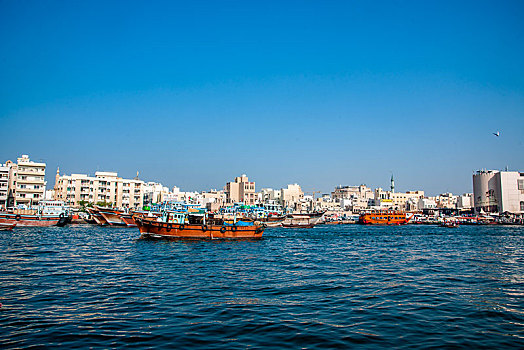 阿联酋迪拜河畔迪拜湾河面穿梭的传统木桅帆船阿布拉船,abra