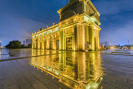 雨后城市广场建筑灯光夜景