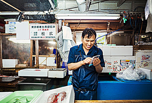 传统,鲜鱼,市场,东京,一个,男人,蓝色,围裙,站立,后面,台案,货摊,机智,电话,遮盖,防护,塑料制品