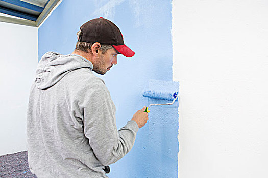 后视图,男人,上油漆,墙壁,蓝色