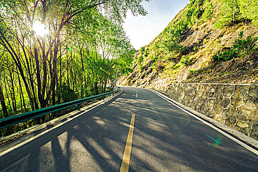 山间公路汽车背景