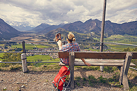 成年,女人,坐,长椅,看,山,风景,加米施帕藤基兴,巴伐利亚,德国