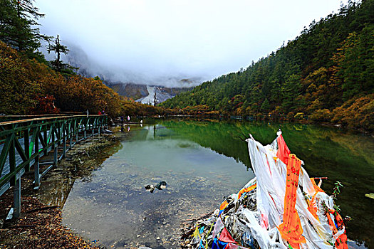 四川亚丁风景区珍珠海