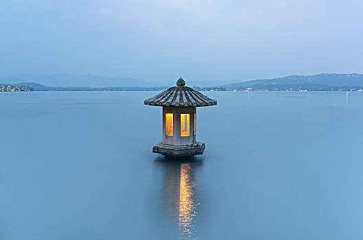 杭州西湖翠光亭夜景