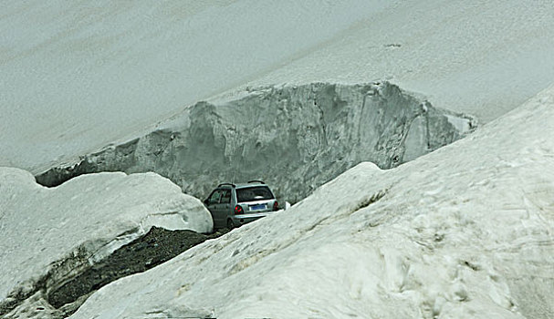 冰雪中的小汽车