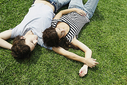 俯拍,年轻,情侣,躺着,草,公园
