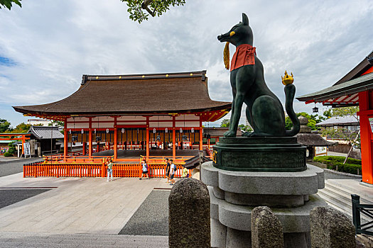 日本京都伏见稻荷大社外拜殿及狐狸雕塑