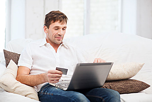 上网,网上购物,概念,微笑,男人,笔记本电脑,信用卡,在家