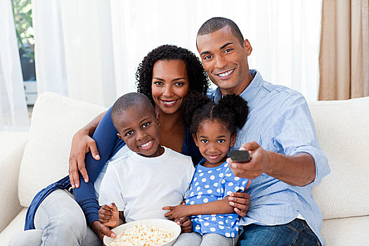 微笑,美国黑人,家庭,吃,爆米花,看电视