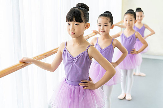 小女孩们跳芭蕾
