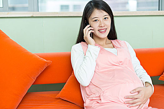 年轻,漂亮,中国人,孕妇,手机,舒适,沙发,靠近,窗户