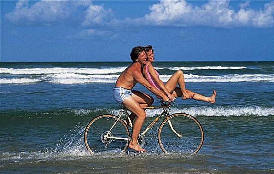 伴侣,男人,女人,海滩,海洋,夏天,假日,度假,骑自行车,笑,开心