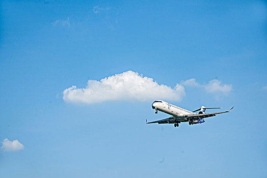 华夏航空的飞机正降落重庆江北机场