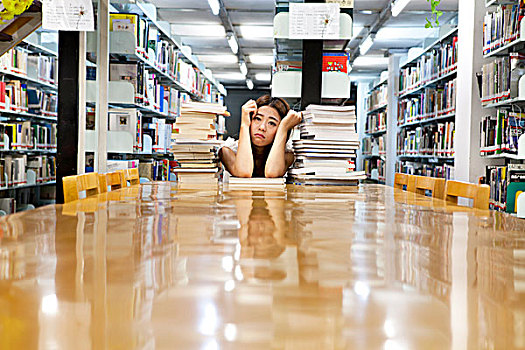 女孩在图书馆