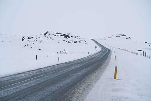 冬季雪地里的高速公路和远方的雪山