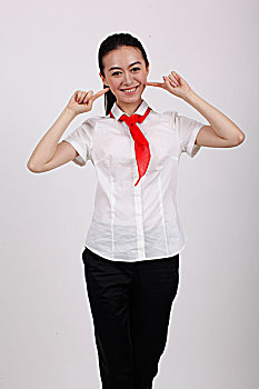 一个穿白衬衫系红领巾的商务女士