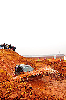 越野车在泥泞的赛道上比赛