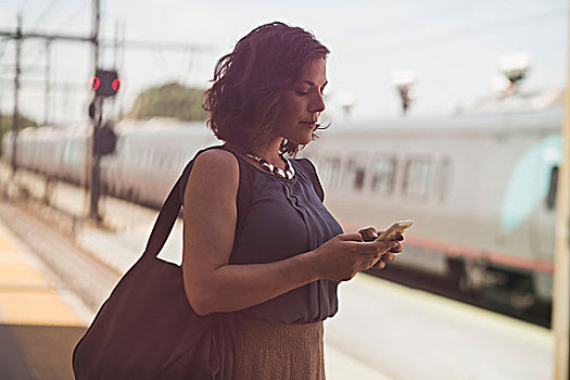 中年,女人,等待,火车站,拿着,智能手机