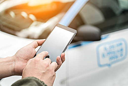 男人在用手機APP打車