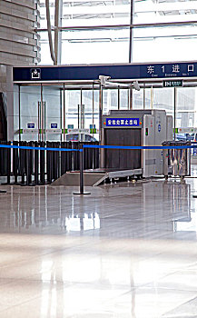 北京南站候车大厅的安检机