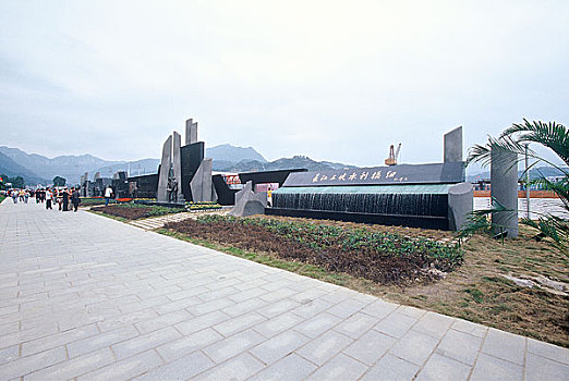 长江三峡三峡大坝截流纪念园音乐广场旁雕塑群