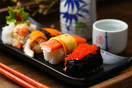 寿司拼盘和日本清酒