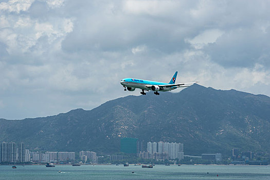 一架大韩航空的客机正降落在香港国际机场