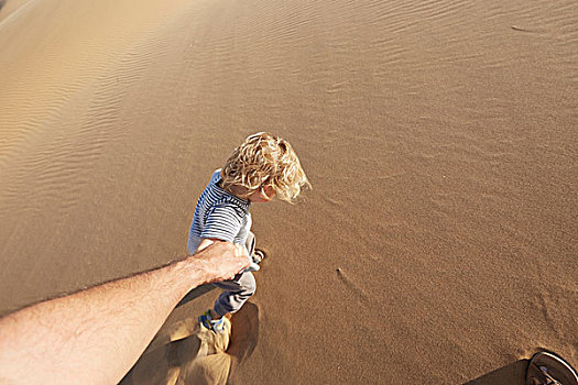 男孩,走,沙滩,沙丘,纳米比诺克陆夫国家公园,非洲