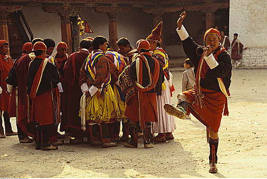 男人,跳舞,演奏,喇叭,一堆,普那卡,节日,不丹